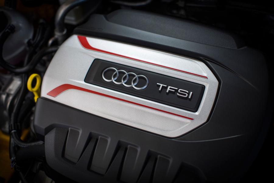Моторный отсек Audi TTS Coupe (8S) 2015 года  (AU) (фото 13 из 19)